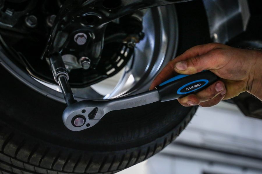 Zahnutá ráčna 3/8" 72 zubů, ráčna, otočný knoflík, nástrčný klíč TA225